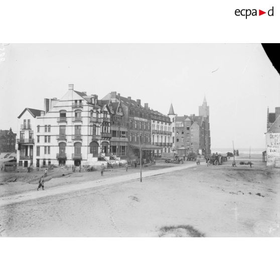 Oost-Dunkerque (Belgique). Les hôtels. Cantonnement des tirailleurs. Sur la route tracteur anglais. [légende d'origine]