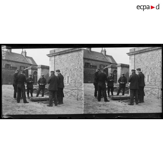 Cherbourg. Prisonniers au fort du Roule. [légende d'origine]