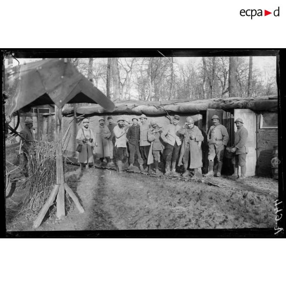 Forêt de Champenoux. Abris (est de la forêt. Groupe de soldats du 234e. Près du PC. Sanitaires. Adjudant. etc). [légende d'origine]