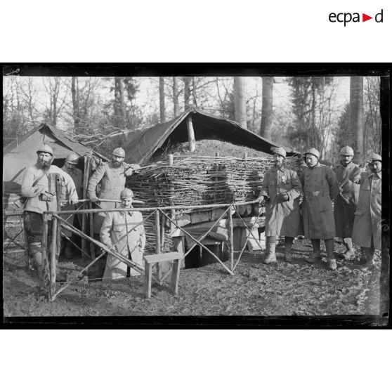 Forêt de Champenoux. Un abri de bombardement. [légende d'origine]