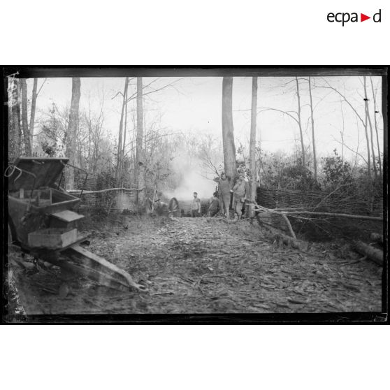 Forêt de Champenoux (partie est). Pièce de 95 en action. Départ du coup. [légende d'origine]