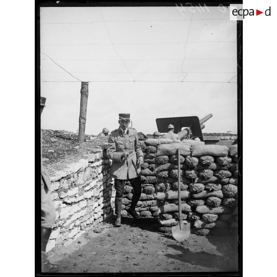 DOUBLON ERRONE de SPA 33 GO 1454, A SUPPRIMER Nancy (Meurthe et Moselle). La DCA. Ferme St Jacques. La batterie de 105. Le lieutenant commdt la batterie. [légende d'origine]