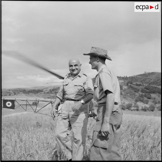 Personnel civil et militaire attendant l'arrivée du général Dufour, en visite après l'opération Espérance.