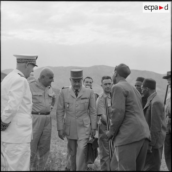 Visite d'officels à une harka de la région de Guergour après l'opération Espérance.