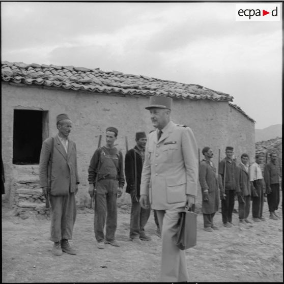 Revue des troupes de harkis dans la région de Guergour.