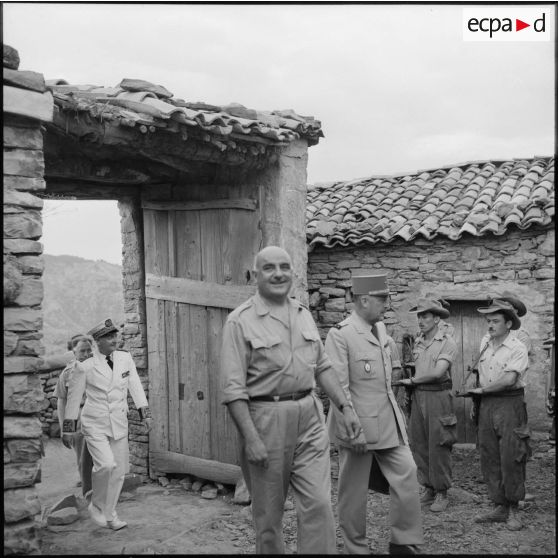 Revue des troupes de harkis dans un poste français de la région de Guergour.