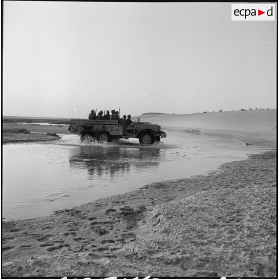 Traversée de l'oued R'Hir par la compagnie saharienne portée de l'oued R'Hir (CSPOR).