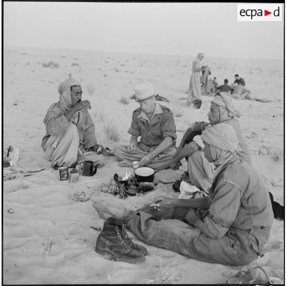 Petit-déjeuner pour des éléments de la compagnie saharienne portée de l'oued R'Hir.