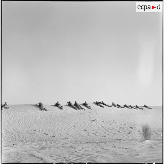 Des soldats de la compagnie saharienne portée de l'oued R'Hir en position de tir.