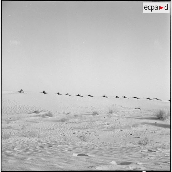 Des soldats de la compagnie saharienne portée de l'oued R'Hir en position de tir.