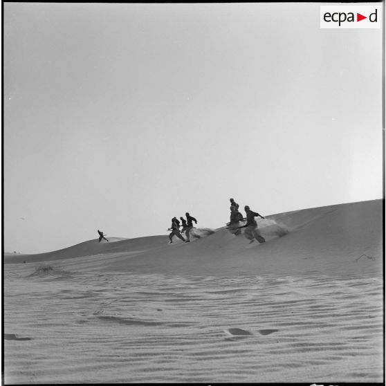 Progression des soldats de la compagnie saharienne portée de l'oued R'Hir.