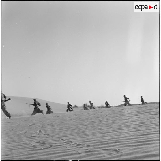 Progression des soldats de la compagnie saharienne portée de l'oued R'Hir.