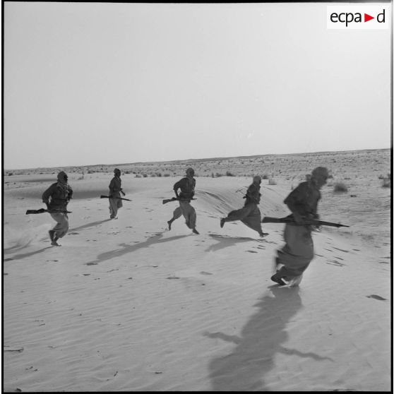 Progression des soldats de la compagnie saharienne portée de l'oued R'Hir.