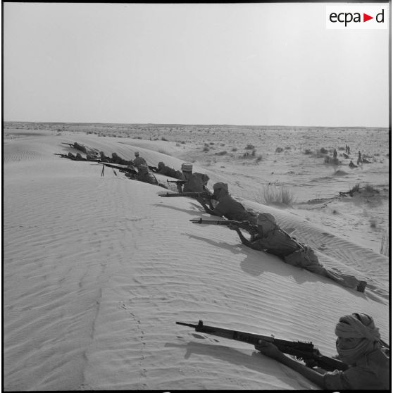 Des soldats de la compagnie saharienne portée de l'oued R'Hir en position de tir.