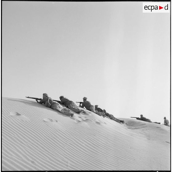 Des soldats de la compagnie saharienne portée de l'oued R'Hir en position de tir.