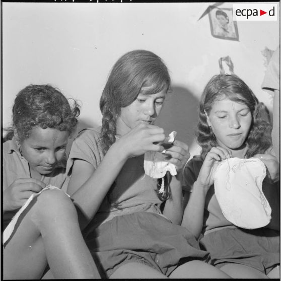 Séance de couture dans un Cercle féminin situé dans un douar à Oran.