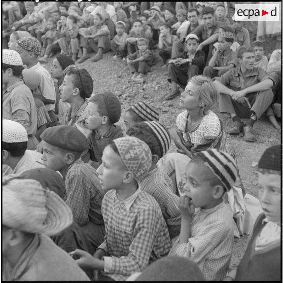 Les enfants du village de Taourirt Mokrane pendant le spectacle du groupe d'action culturelle.