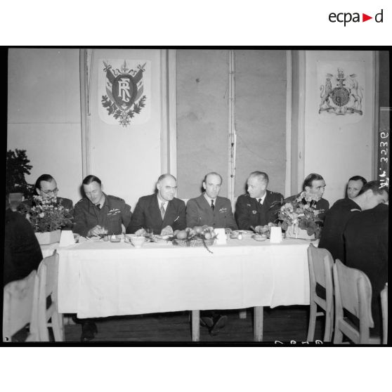 Table officielle d'un diner à Anvers lors de la visite de Charles Tillon à Anvers.