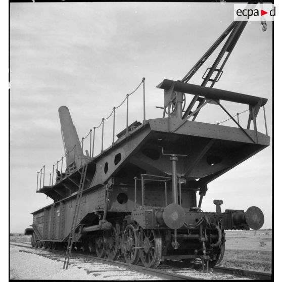 L'obusier de 400 mm de l'ALVF est photographié en plan général de trois quarts dos.