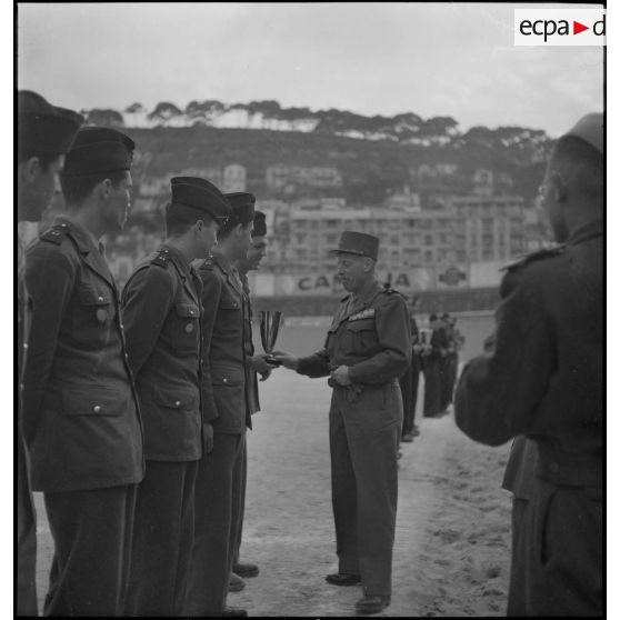 Remise de coupe à une équipe de sport militaire par un général de division lors d'un championnat militaire à Alger.