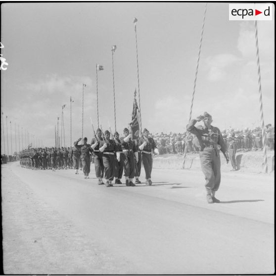 Défilé des troupes à Marnia à l'occasion de la visite du général de corps d'armée Cailles et du gouverneur général de l'Algérie Roger Léonard.