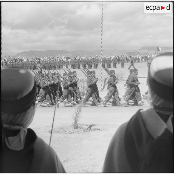 Défilé des troupes à Marnia à l'occasion de la visite du général de corps d'armée Cailles et du gouverneur général de l'Algérie Roger Léonard.