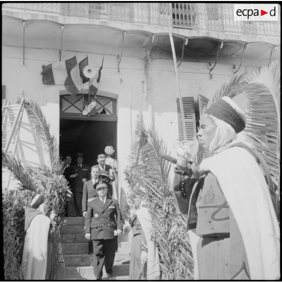 Sortie du général de corps d'armée Cailles et du gouverneur général de l'Algérie Roger Léonard d'un bâtiment officiel lors d'une visite à Marnia.