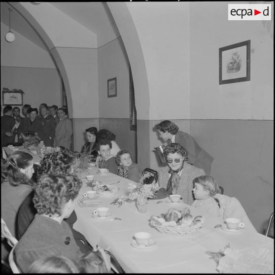 Arbre de noël pour les enfants du personnel de l'EMAT (Ecole militaire annexe des Transmissions) de Ben Aknoun.