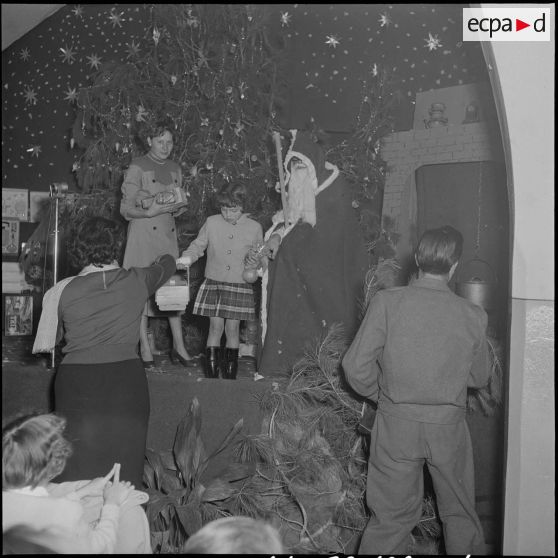 Arbre de noël pour les enfants du personnel de l'EMAT (Ecole militaire annexe des Transmissions) de Ben Aknoun.