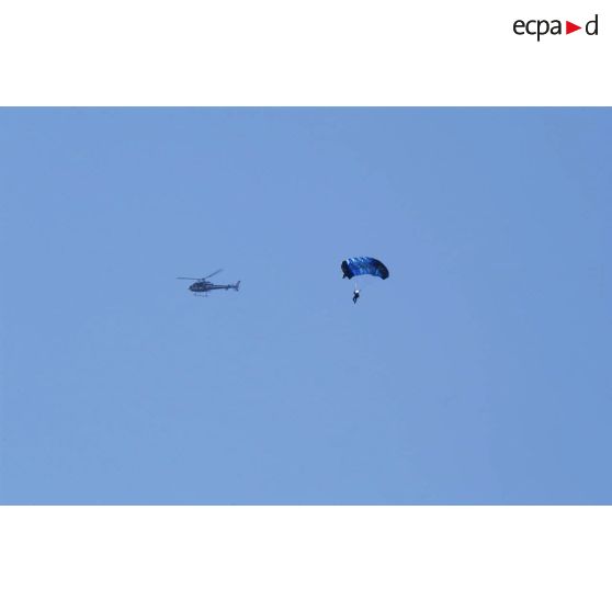 Saut en parachute effectué par des gendarmes de l'EPIGN (escadron parachutiste d'intervention de la gendarmerie nationale) depuis un hélicoptère de type Ecureuil lors d'une démonstration de la gendarmerie de Satory.