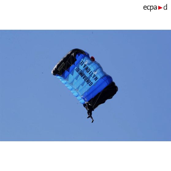 Un saut en parachute effectué par des gendarmes de l'EPIGN (escadron parachutiste d'intervention de la gendarmerie nationale)lors d'une démonstration de la gendarmerie de Satory.