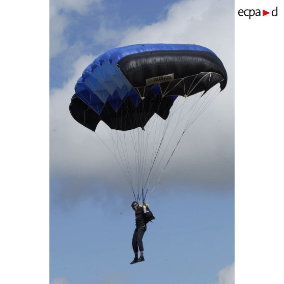 Un saut en parachute effectué par des gendarmes de l'EPIGN lors d'une démonstration de la gendarmerie de Satory.