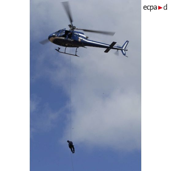 Un hélicoptère AS350 Ecureuil lors d'une démonstration de la gendarmerie de Satory.