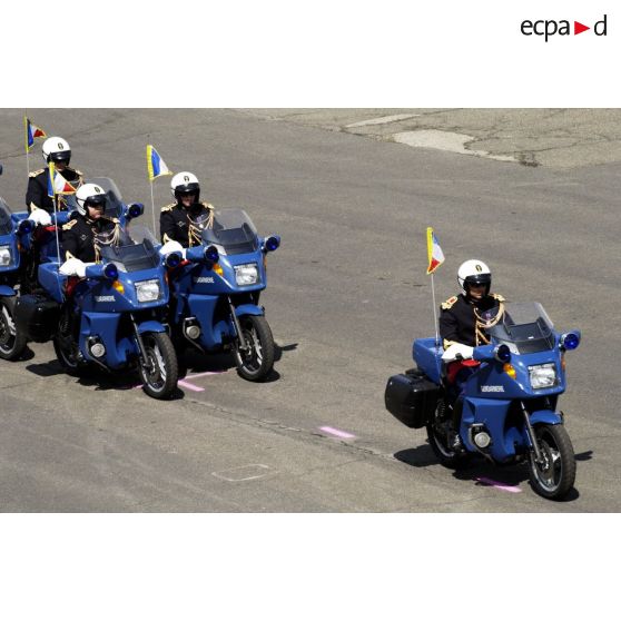 L'escadron motocycliste équipé de motos BMW lors d'une démonstration de la gendarmerie de Satory.