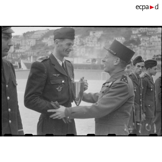 Remise de coupe lors d'un championnat militaire par un général de division à un commandant de l'armée de l'Air au stade d'Alger.