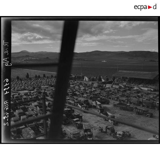 Une vue générale du parc de stockage des véhicules à réparer. [légende d'origine]