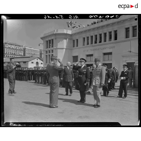 Salut du général Laurent au nouveau gouverneur général de l'Algérie Roger Léonard lors de son arrivée au port d'Alger.