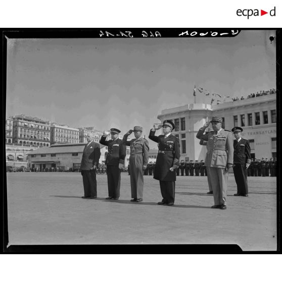 Salut aux troupes du nouveau gouverneur général de l'Algérie Roger Léonard accompagné d'autorités lors de son arrivée à Alger.