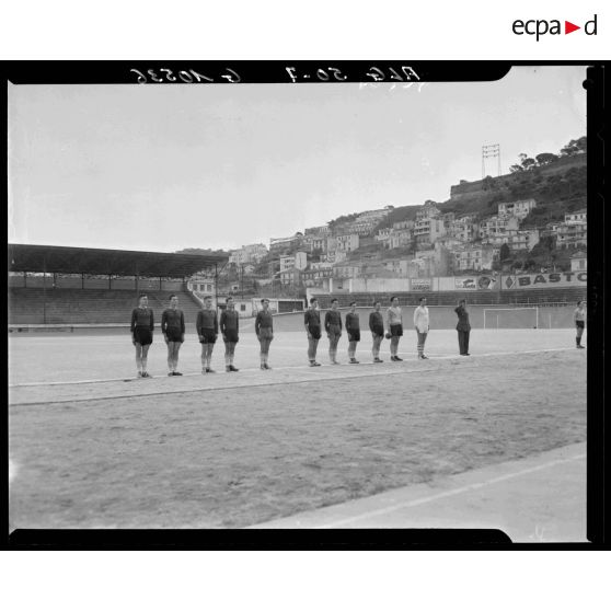 Equipe de football militaire lors de la finale d'un championnat au stade municipal d'Alger.