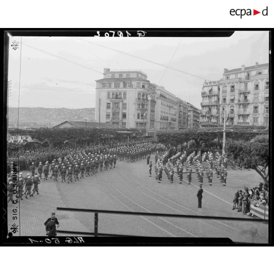 Défilé militaire dans les rues d'Alger lors du 11 novembre.