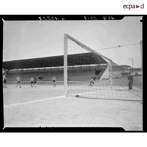 Match de football militaire lors de la finale d'un championnat au stade municipal d'Alger.