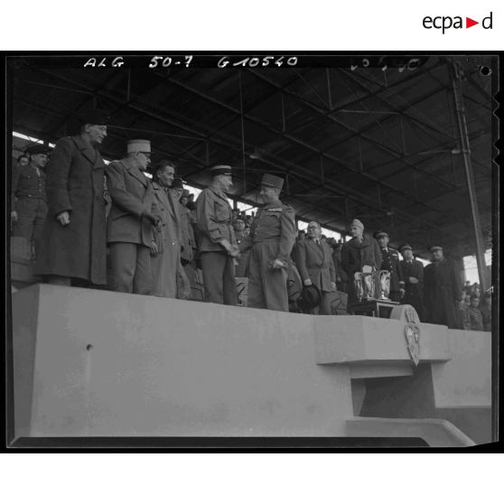 Tribune d'autorité militaire dans les gradins du stade municipal d'Alger lors de la finale d'un championnat.