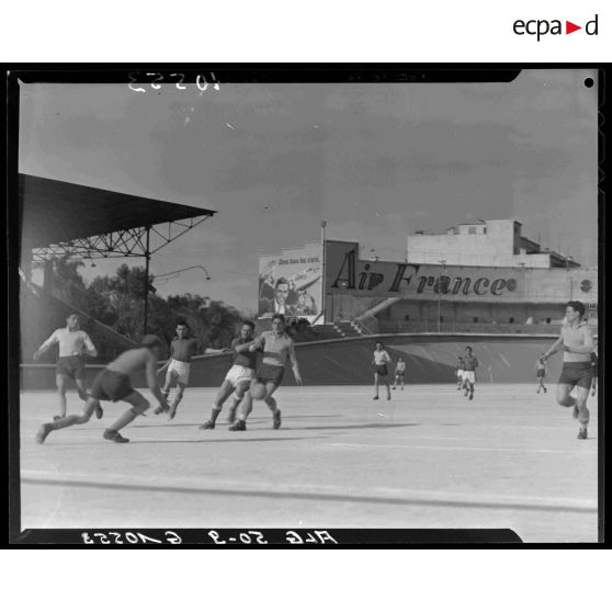 Match de football lors de la finale d'un championnat militaire dans un stade d'Alger.