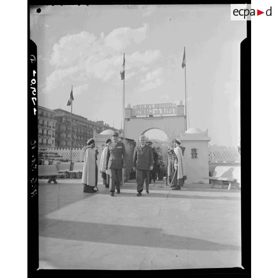 Arrivée du gouverneur de l'Algérie Naegelen et un général de corps d'armée au foyer de garnison de la division d'Alger.