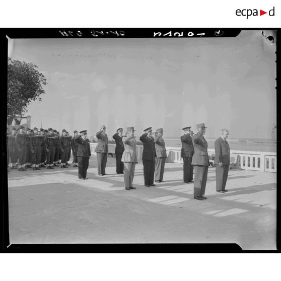 Prise d'armes lors des adieux du gouverneur de l'Algérie Naegelen (au premier rang) à Alger.