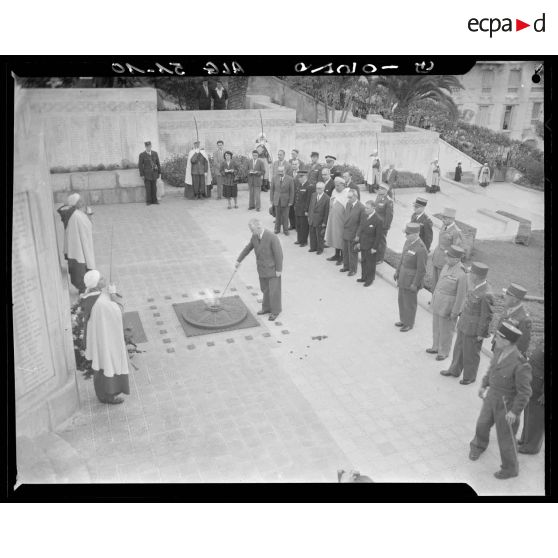 Rallumage de la flamme au monument aux morts d'Alger par le gouverneur général de l'Algérie Naegelen Marcel-Edmond.