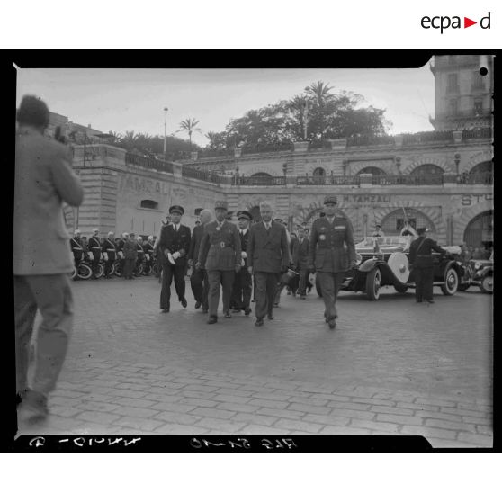 Arrivée du gouverneur général Naegelen Marcel-Edmond accompagné d'autorités militaires lors de ses adieux à Alger.