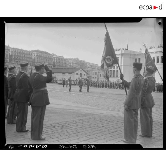 Prises d'armes sur le port d'Alger lors des adieux du gouverneur général de l'Algérie Naegelen aux officiers.