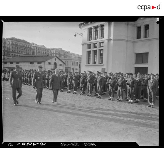 Revue des troupes sur le port d'Alger par le gouverneur général Naegelen lors de ses adieux.