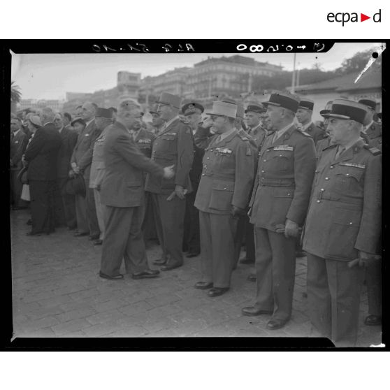 Salut du gouverneur général de l'Algérie Naegeln Marcel-Edmond à des officiers lors d'une prise d'armes à l'occasion de ses adieux à Alger.